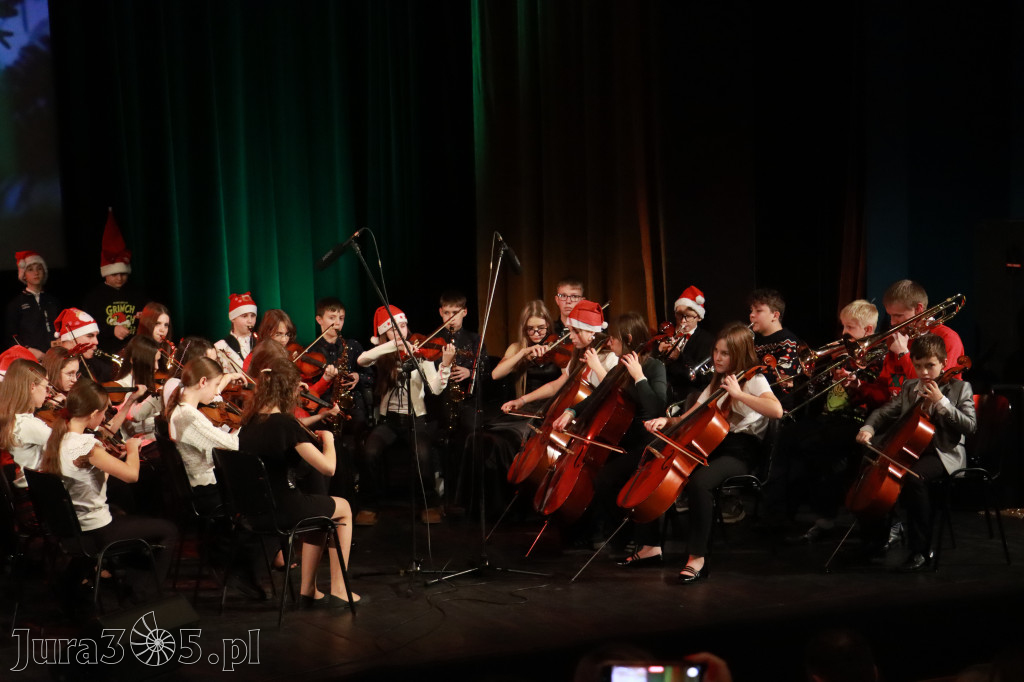Fotorelacja: Koncert Świąteczny Szkoły Muzycznej i SP3 w MOK Zawiercie