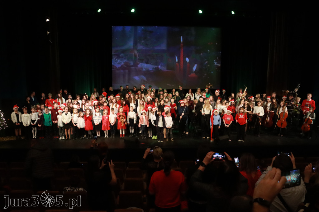 Fotorelacja: Koncert Świąteczny Szkoły Muzycznej i SP3 w MOK Zawiercie