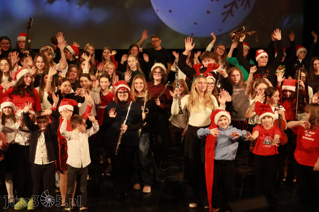 Fotorelacja: Koncert Świąteczny Szkoły Muzycznej i SP3 w MOK Zawiercie