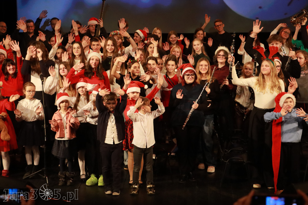 Fotorelacja: Koncert Świąteczny Szkoły Muzycznej i SP3 w MOK Zawiercie
