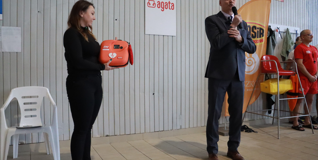 Fotorelacja: Zawody Pływackie i nowy Defibrylator AED w MOSiR Myszków