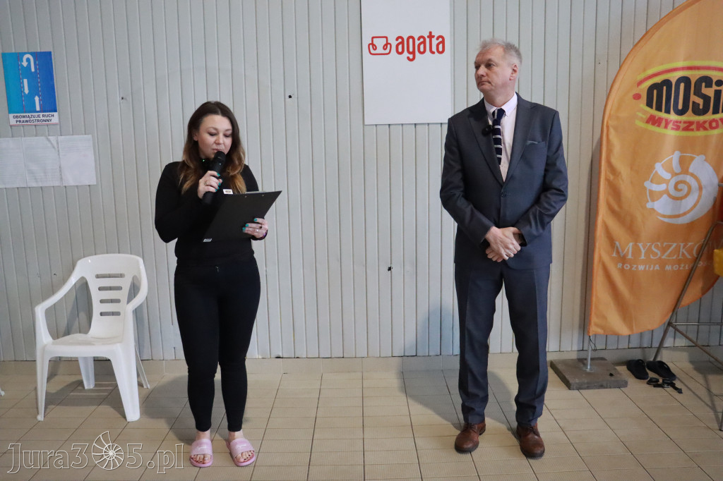 Fotorelacja: Zawody Pływackie i nowy Defibrylator AED w MOSiR Myszków