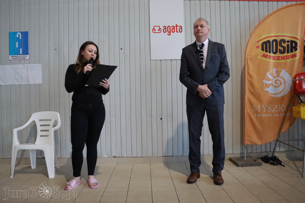 Fotorelacja: Zawody Pływackie i nowy Defibrylator AED w MOSiR Myszków