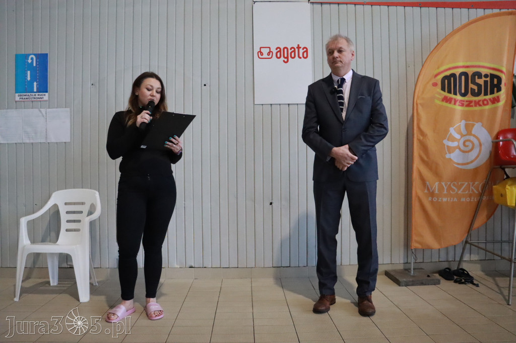 Fotorelacja: Zawody Pływackie i nowy Defibrylator AED w MOSiR Myszków