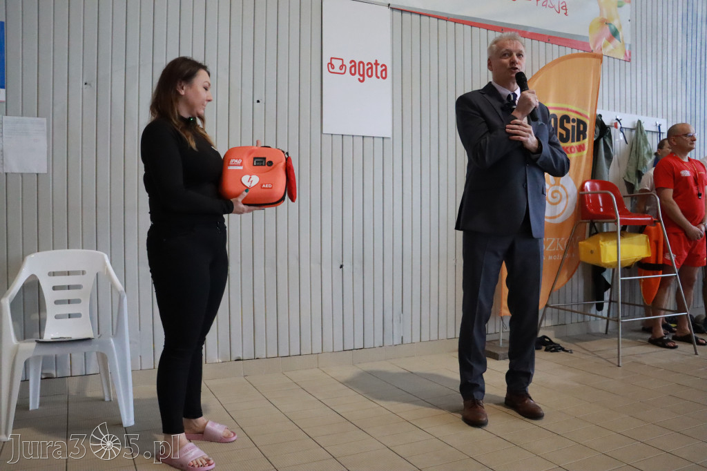 Fotorelacja: Zawody Pływackie i nowy Defibrylator AED w MOSiR Myszków