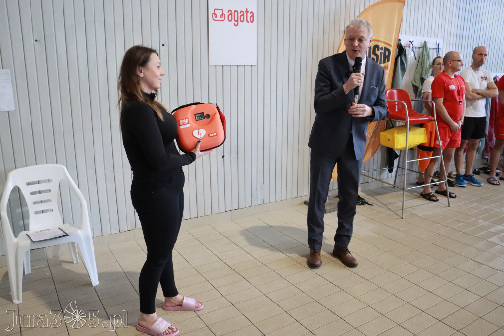 Fotorelacja: Zawody Pływackie i nowy Defibrylator AED w MOSiR Myszków
