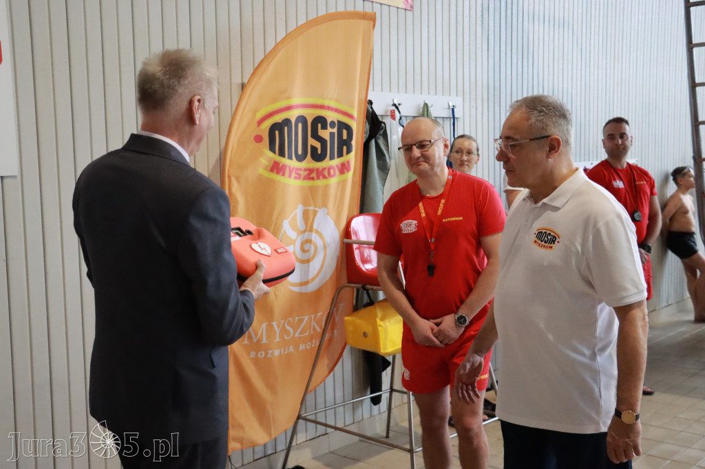 Fotorelacja: Zawody Pływackie i nowy Defibrylator AED w MOSiR Myszków