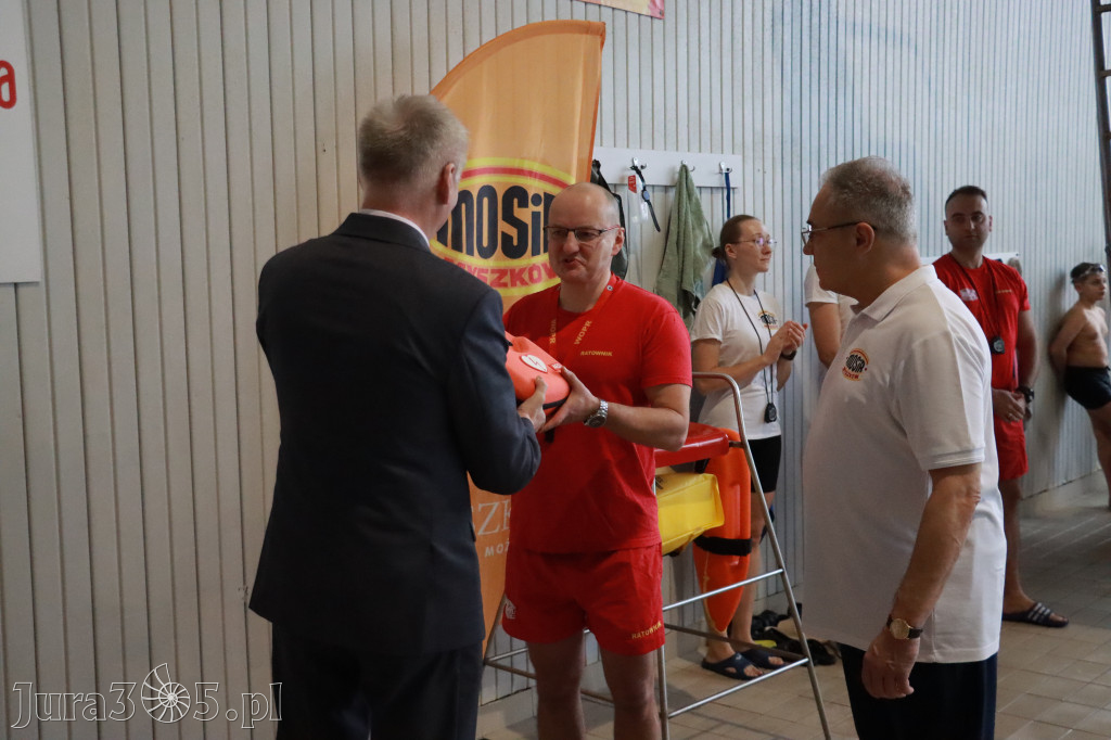 Fotorelacja: Zawody Pływackie i nowy Defibrylator AED w MOSiR Myszków