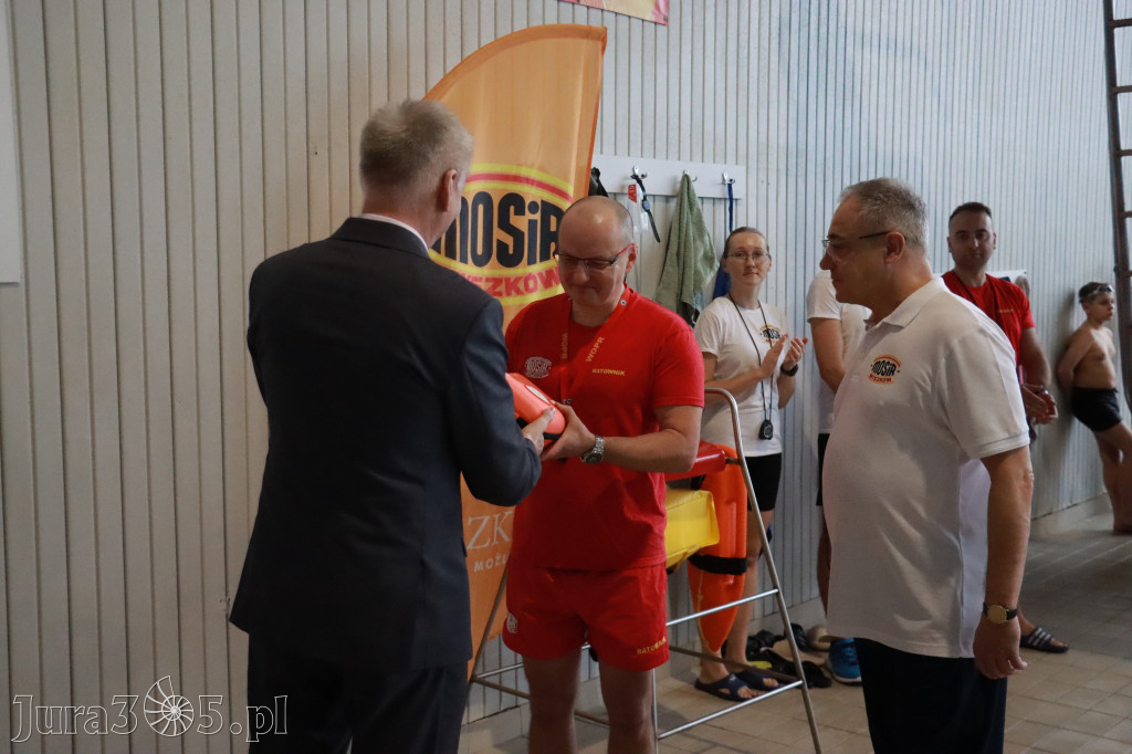 Fotorelacja: Zawody Pływackie i nowy Defibrylator AED w MOSiR Myszków