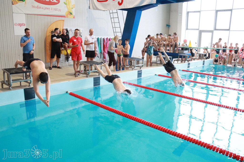 Fotorelacja: Zawody Pływackie i nowy Defibrylator AED w MOSiR Myszków