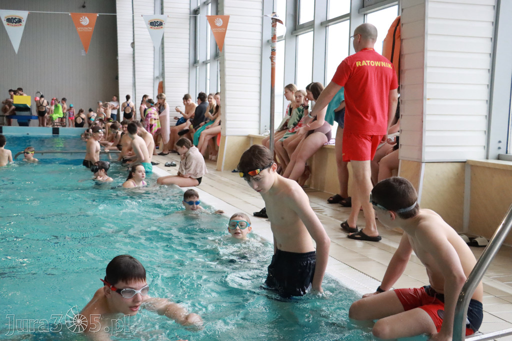 Fotorelacja: Zawody Pływackie i nowy Defibrylator AED w MOSiR Myszków