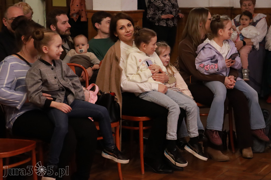 Fotorelacja: Koncert BAJKI NA DZIEŃ BABCI I DZIADKA w Pałacyku nad Wartą w Zawierciu