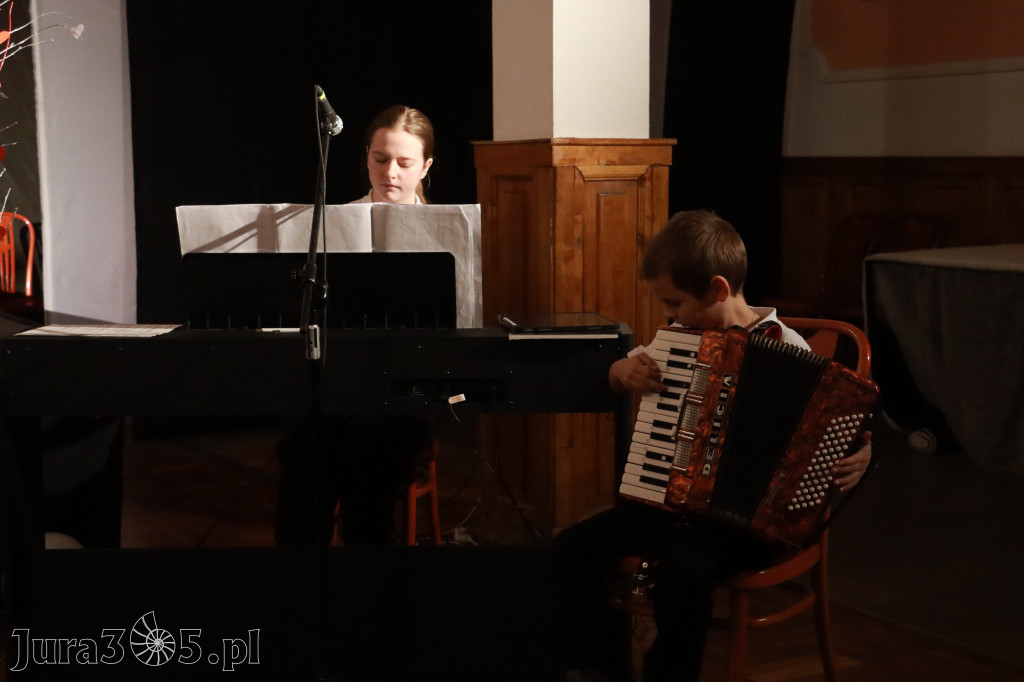 Fotorelacja: Koncert BAJKI NA DZIEŃ BABCI I DZIADKA w Pałacyku nad Wartą w Zawierciu