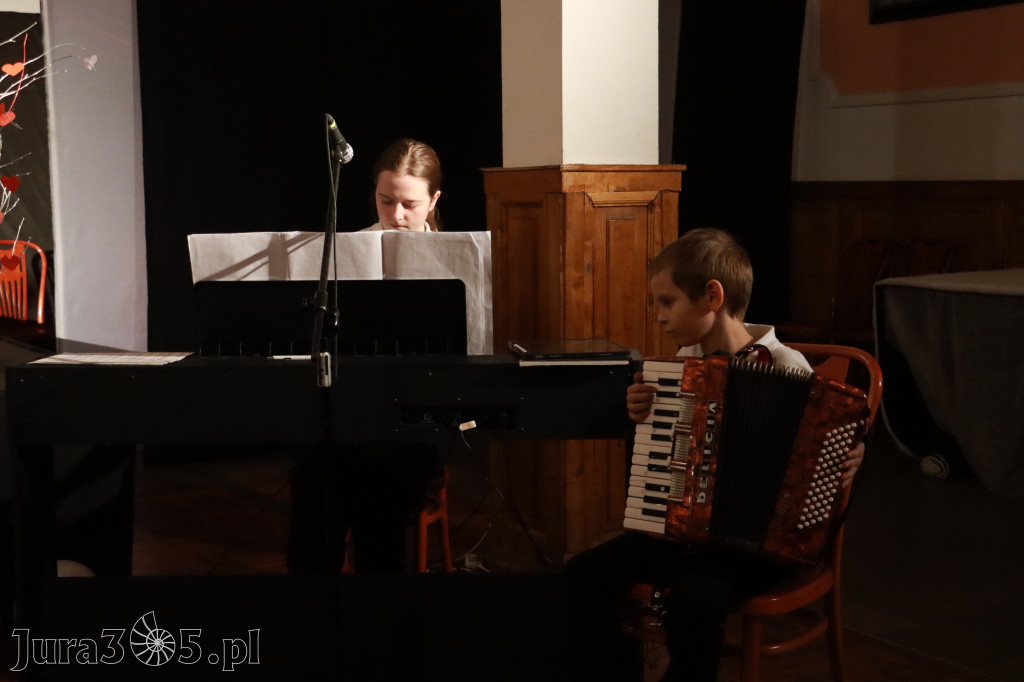 Fotorelacja: Koncert BAJKI NA DZIEŃ BABCI I DZIADKA w Pałacyku nad Wartą w Zawierciu