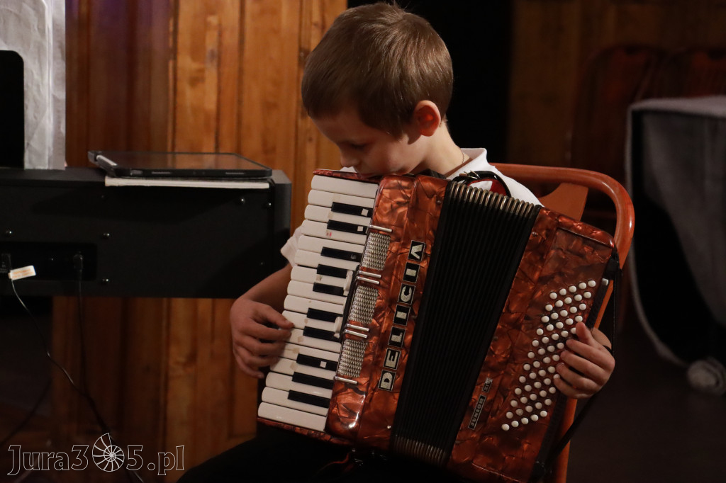 Fotorelacja: Koncert BAJKI NA DZIEŃ BABCI I DZIADKA w Pałacyku nad Wartą w Zawierciu