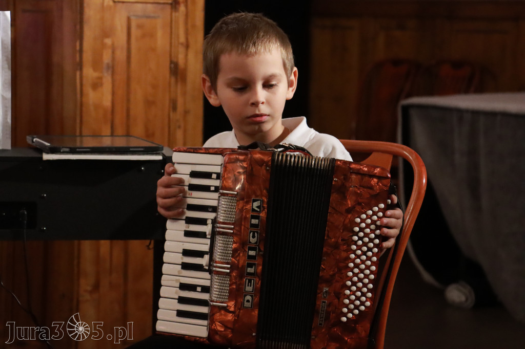 Fotorelacja: Koncert BAJKI NA DZIEŃ BABCI I DZIADKA w Pałacyku nad Wartą w Zawierciu