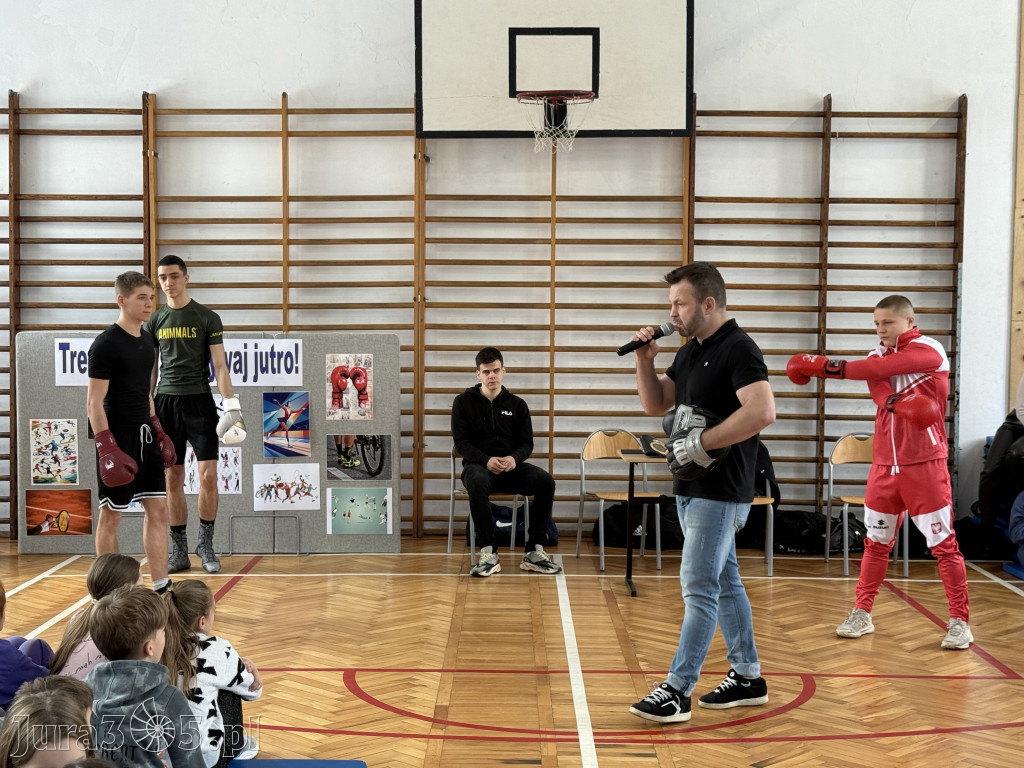 Mistrz Polski i Europy w boksie zawodowym Damian Jonak w SP4 w Zawierciu