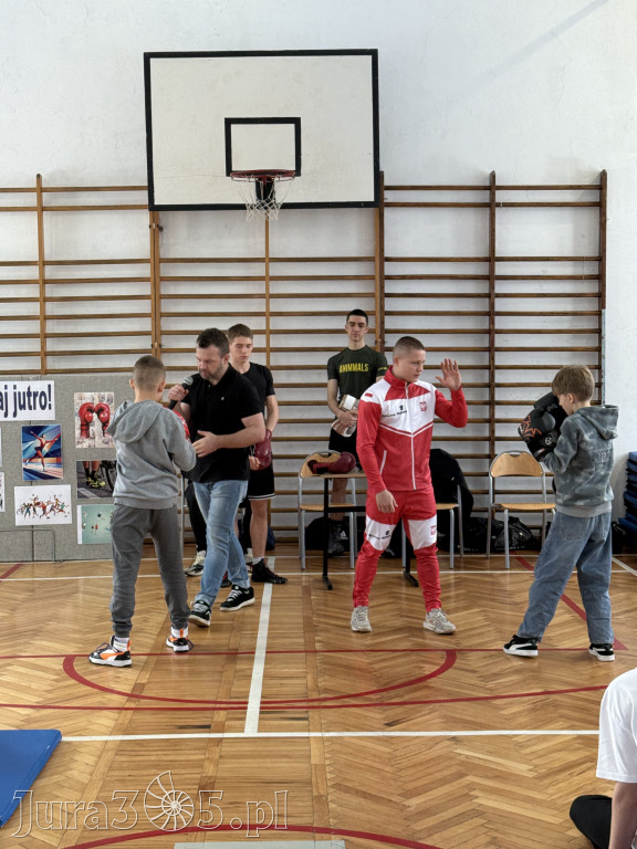 Mistrz Polski i Europy w boksie zawodowym Damian Jonak w SP4 w Zawierciu