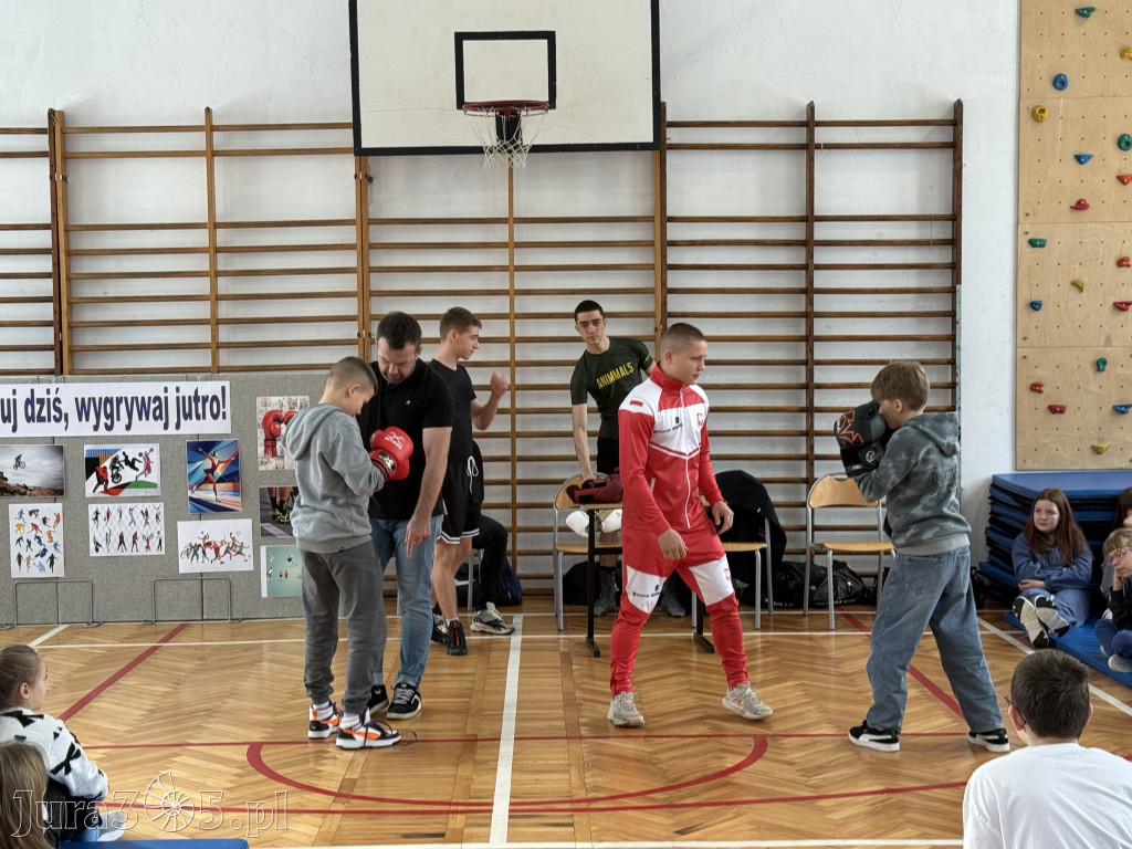 Mistrz Polski i Europy w boksie zawodowym Damian Jonak w SP4 w Zawierciu