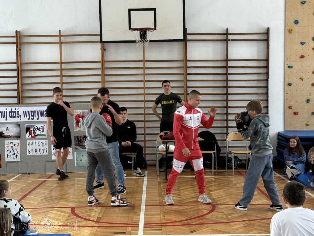 Mistrz Polski i Europy w boksie zawodowym Damian Jonak w SP4 w Zawierciu