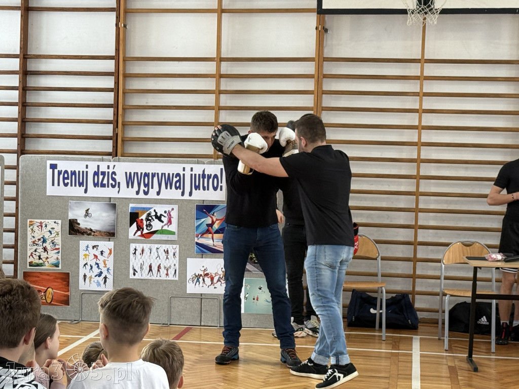 Mistrz Polski i Europy w boksie zawodowym Damian Jonak w SP4 w Zawierciu