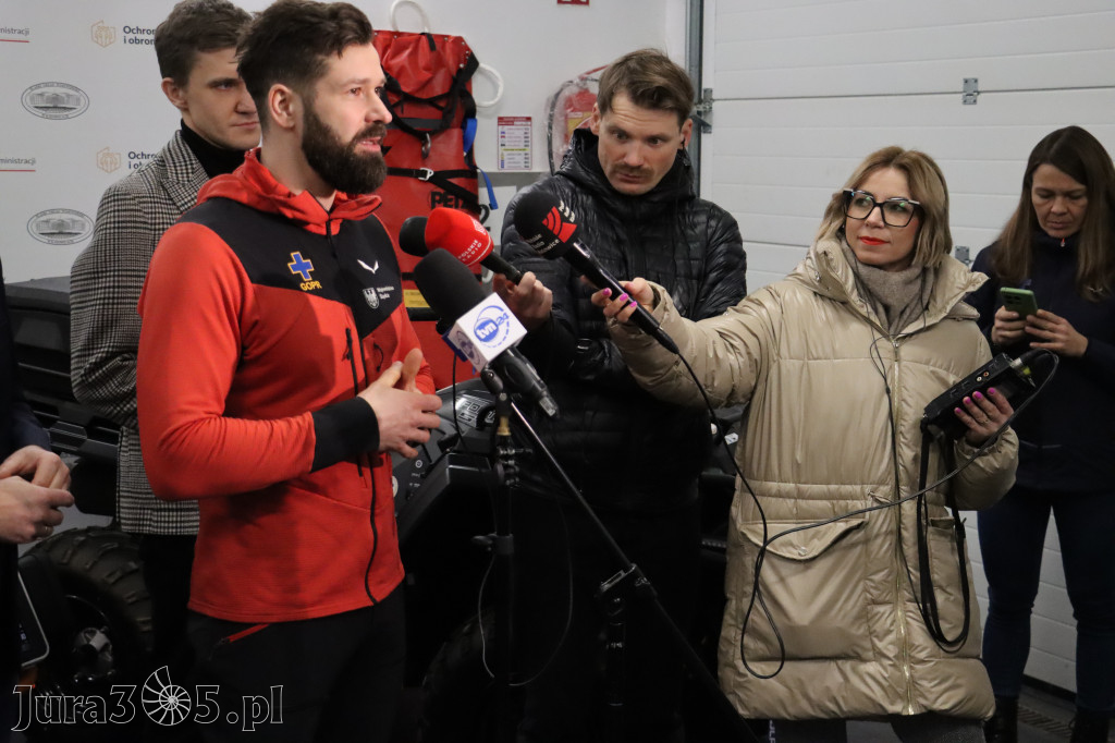 Fotorelacja: Przekazanie sprzętu dla Grupy Jurajskiej GOPR w Podlesicach gmina Kroczyce