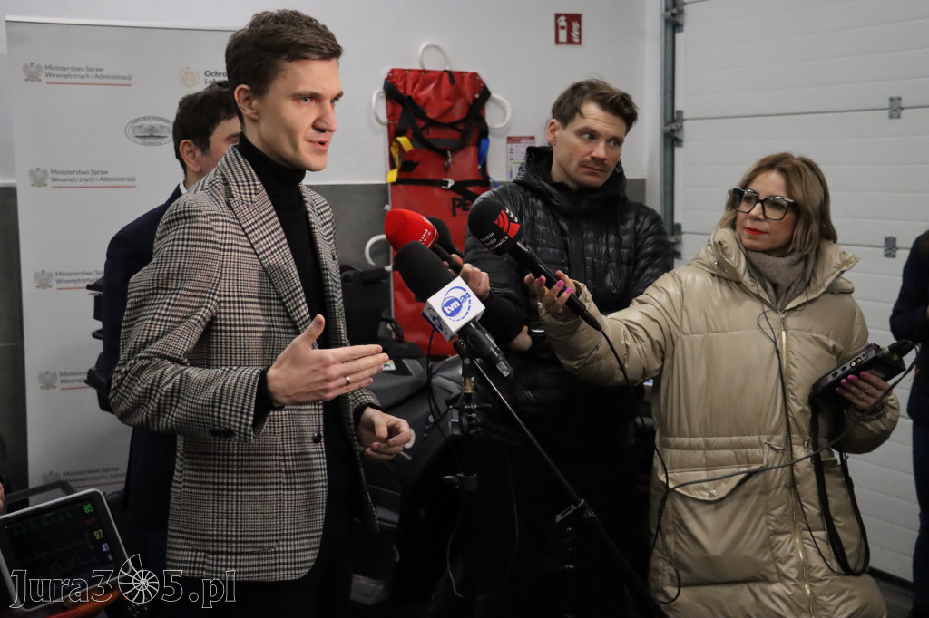 Fotorelacja: Przekazanie sprzętu dla Grupy Jurajskiej GOPR w Podlesicach gmina Kroczyce