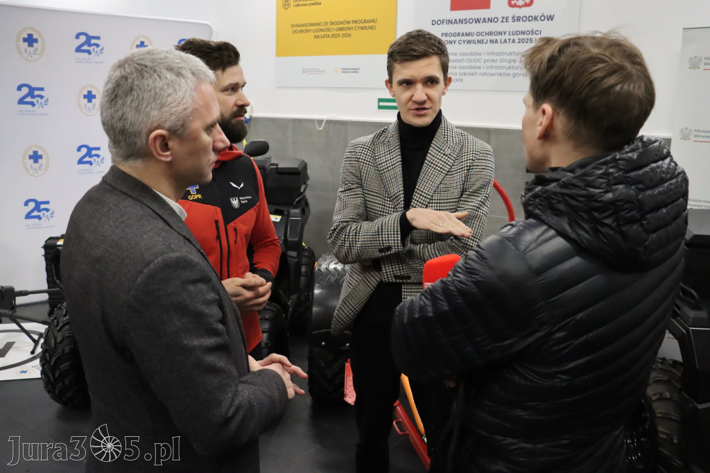 Fotorelacja: Przekazanie sprzętu dla Grupy Jurajskiej GOPR w Podlesicach gmina Kroczyce