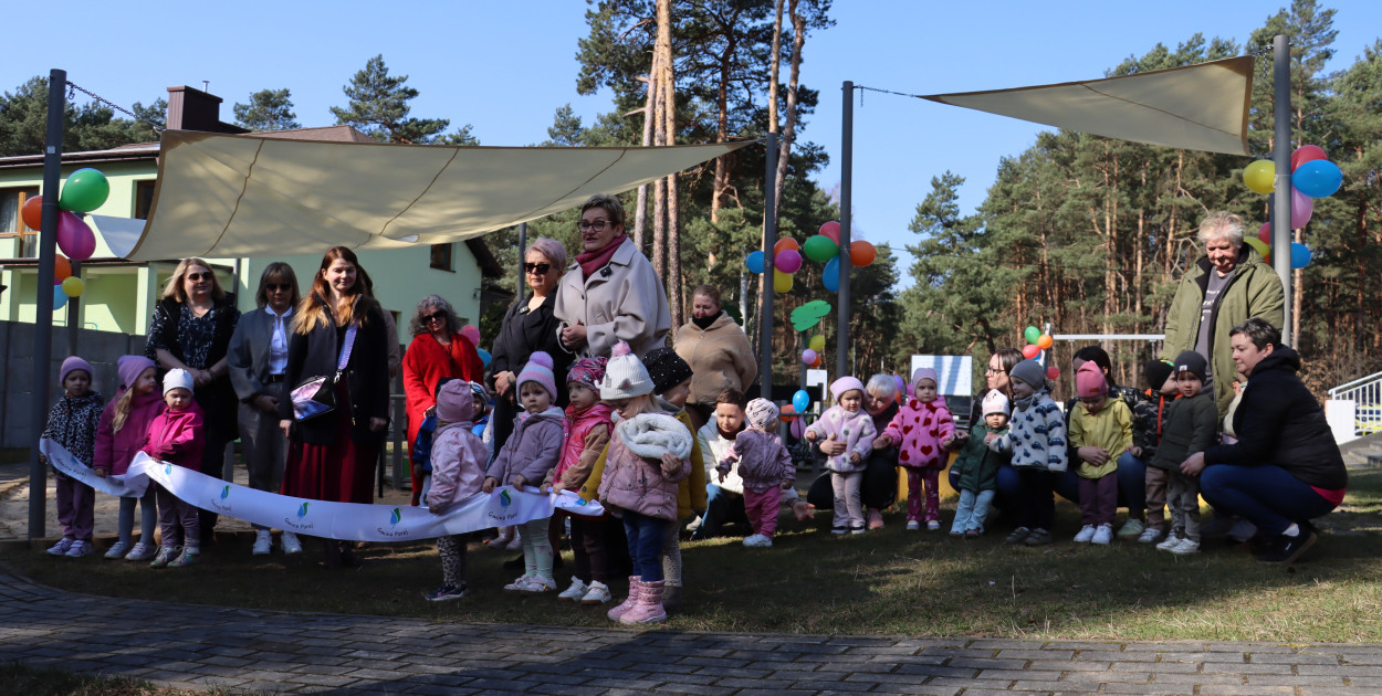 Fotorelacja: Nowe place zabaw przy Żłobkach Gminnych w Poraju i Żarkach-Letnisku