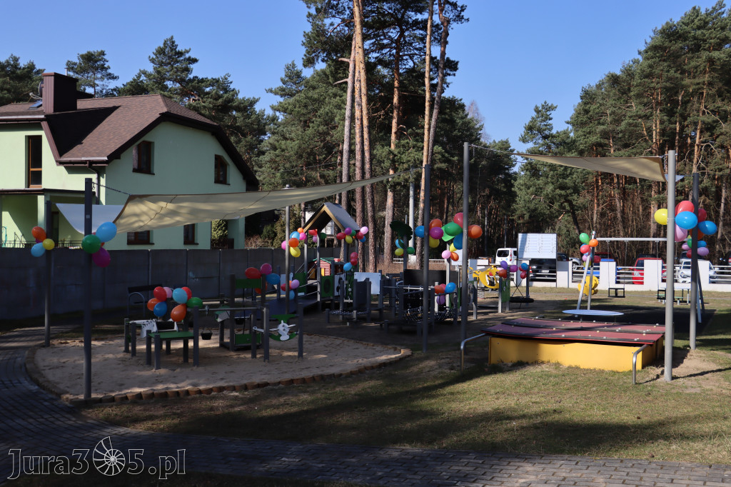 Fotorelacja: Nowe place zabaw przy Żłobkach Gminnych w Poraju i Żarkach-Letnisku