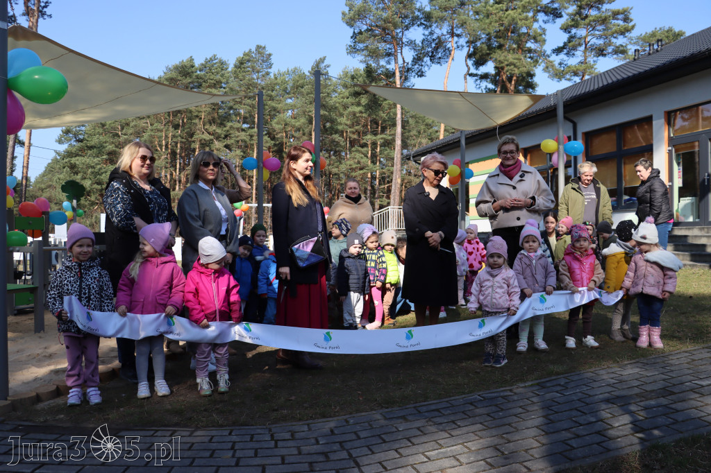 Fotorelacja: Nowe place zabaw przy Żłobkach Gminnych w Poraju i Żarkach-Letnisku