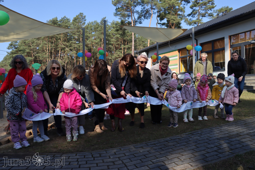Fotorelacja: Nowe place zabaw przy Żłobkach Gminnych w Poraju i Żarkach-Letnisku