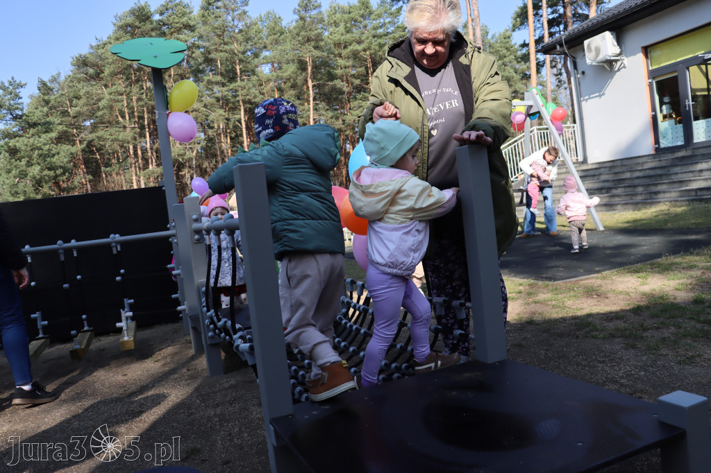 Fotorelacja: Nowe place zabaw przy Żłobkach Gminnych w Poraju i Żarkach-Letnisku