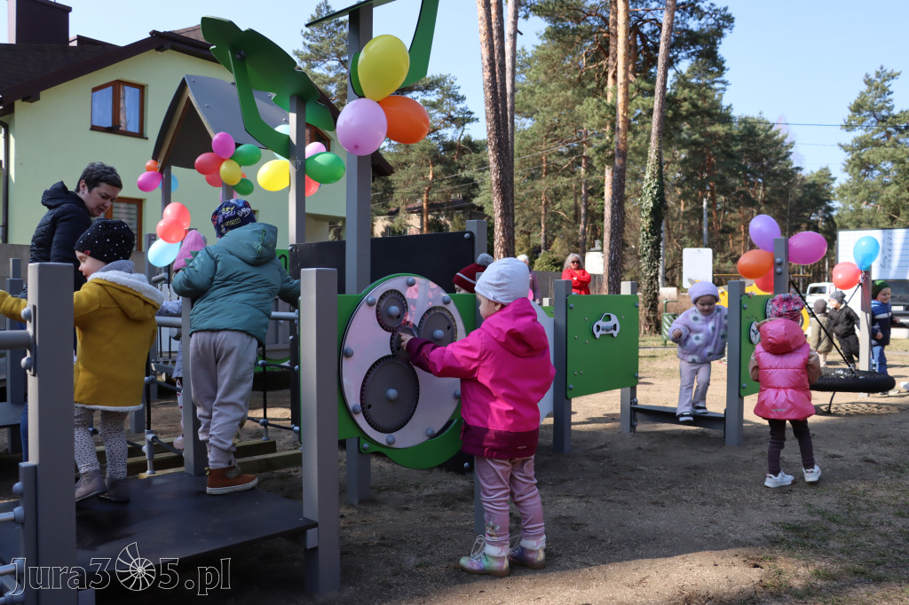 Fotorelacja: Nowe place zabaw przy Żłobkach Gminnych w Poraju i Żarkach-Letnisku