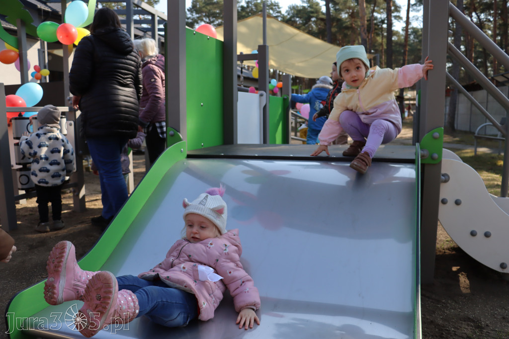 Fotorelacja: Nowe place zabaw przy Żłobkach Gminnych w Poraju i Żarkach-Letnisku