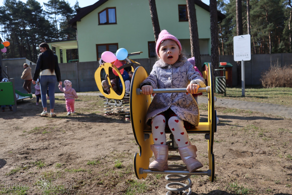 Fotorelacja: Nowe place zabaw przy Żłobkach Gminnych w Poraju i Żarkach-Letnisku