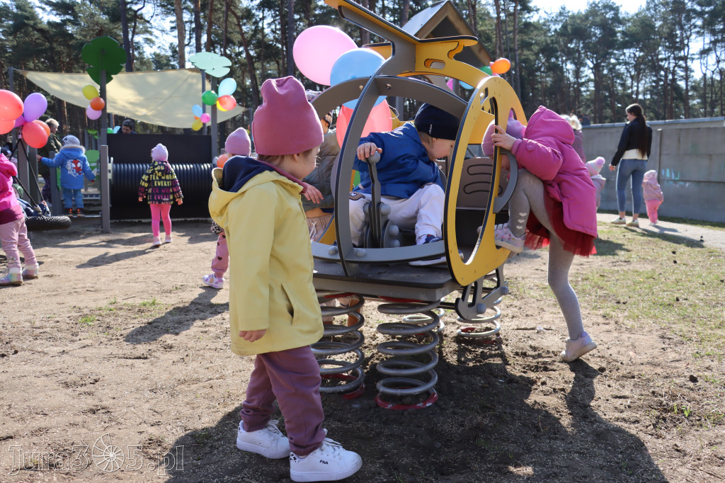 Fotorelacja: Nowe place zabaw przy Żłobkach Gminnych w Poraju i Żarkach-Letnisku