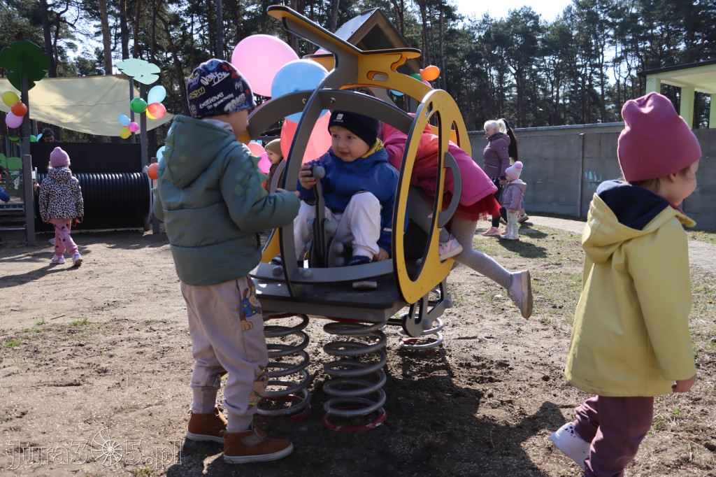 Fotorelacja: Nowe place zabaw przy Żłobkach Gminnych w Poraju i Żarkach-Letnisku