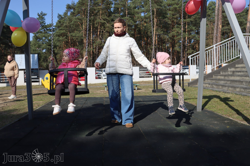 Fotorelacja: Nowe place zabaw przy Żłobkach Gminnych w Poraju i Żarkach-Letnisku