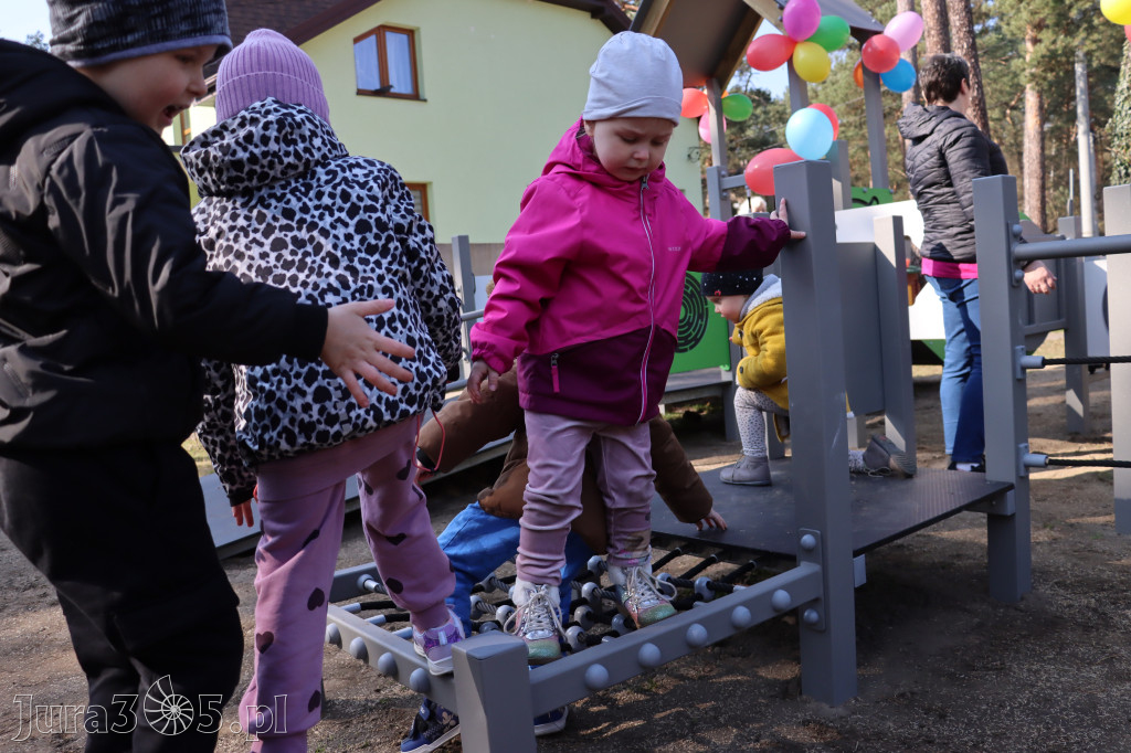 Fotorelacja: Nowe place zabaw przy Żłobkach Gminnych w Poraju i Żarkach-Letnisku