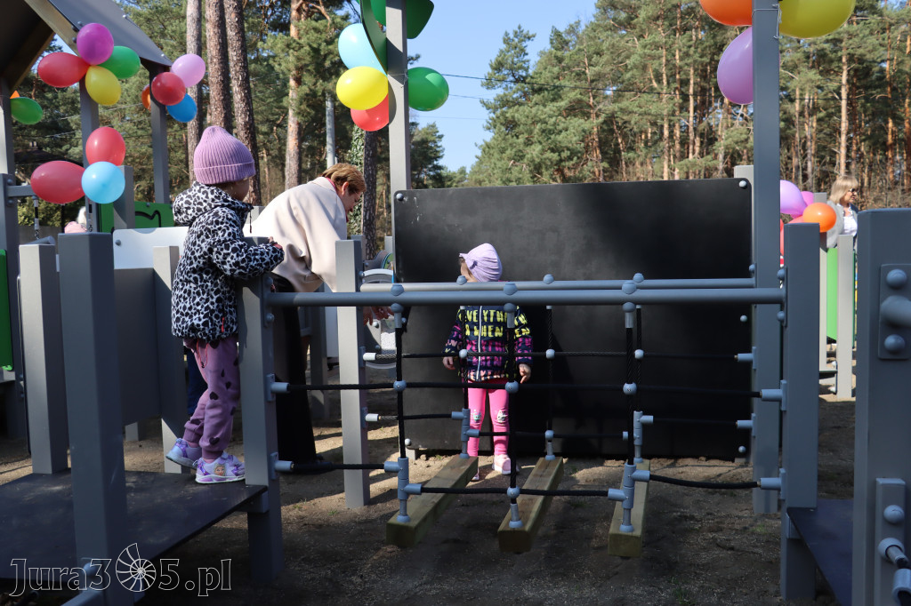 Fotorelacja: Nowe place zabaw przy Żłobkach Gminnych w Poraju i Żarkach-Letnisku