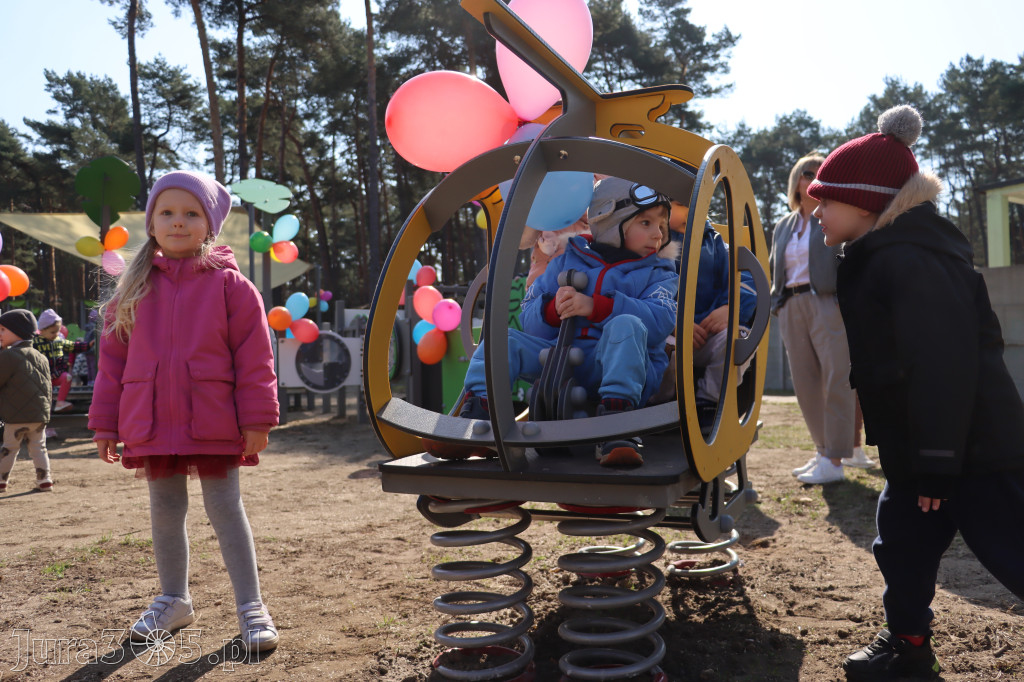 Fotorelacja: Nowe place zabaw przy Żłobkach Gminnych w Poraju i Żarkach-Letnisku
