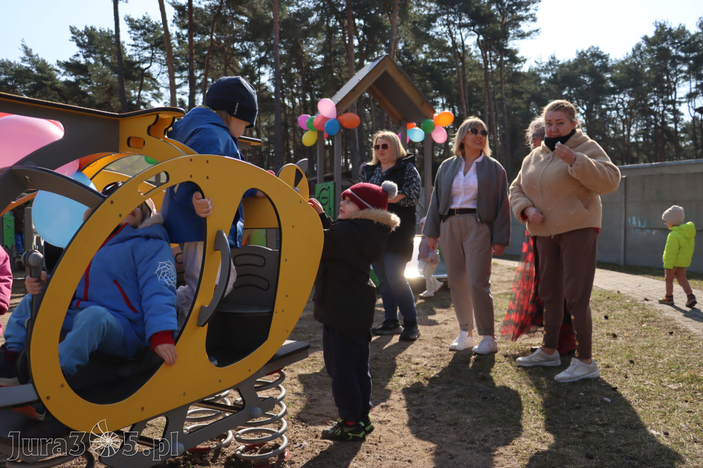 Fotorelacja: Nowe place zabaw przy Żłobkach Gminnych w Poraju i Żarkach-Letnisku