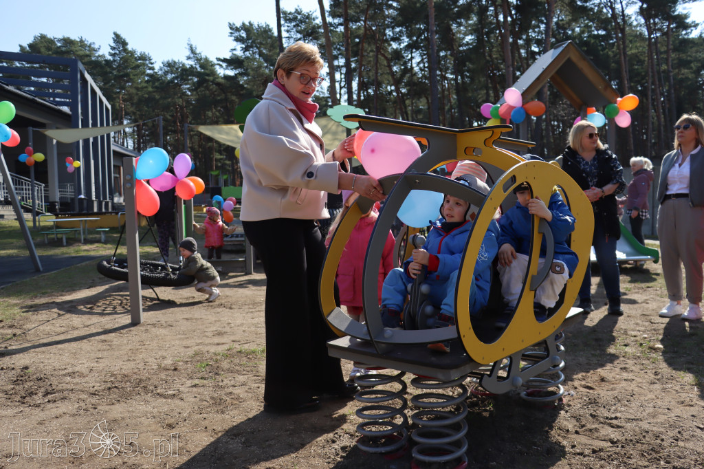 Fotorelacja: Nowe place zabaw przy Żłobkach Gminnych w Poraju i Żarkach-Letnisku