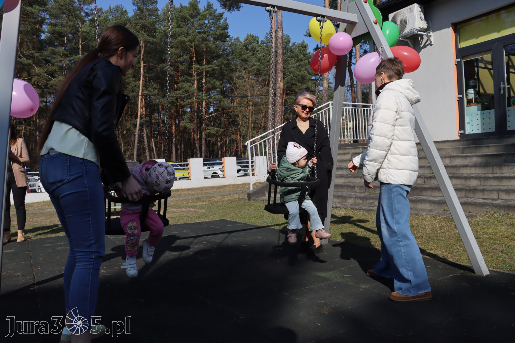 Fotorelacja: Nowe place zabaw przy Żłobkach Gminnych w Poraju i Żarkach-Letnisku
