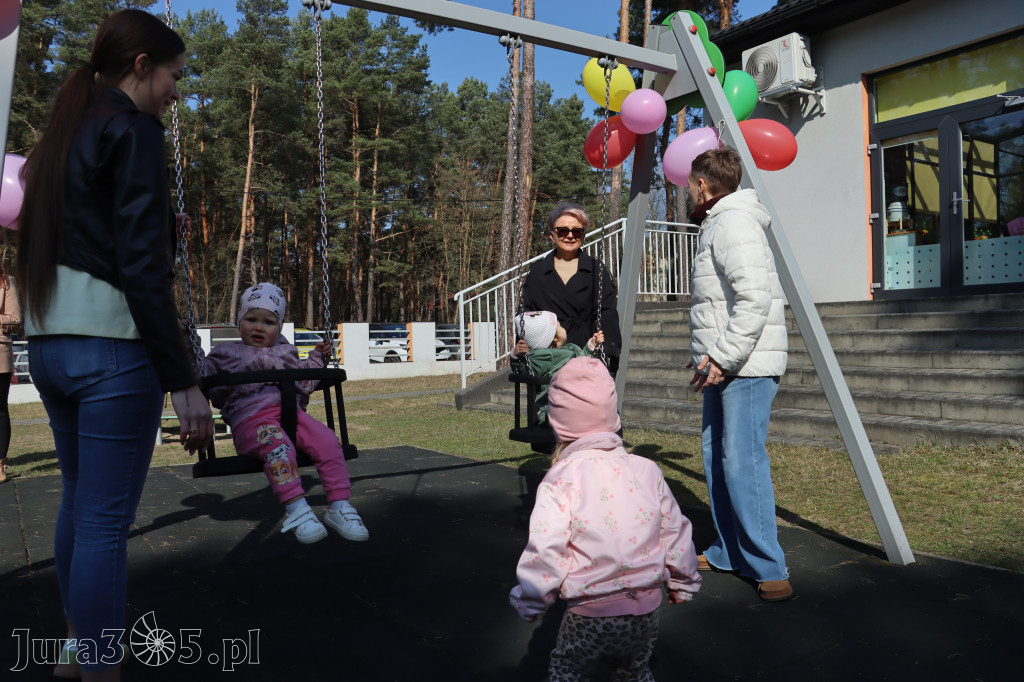 Fotorelacja: Nowe place zabaw przy Żłobkach Gminnych w Poraju i Żarkach-Letnisku