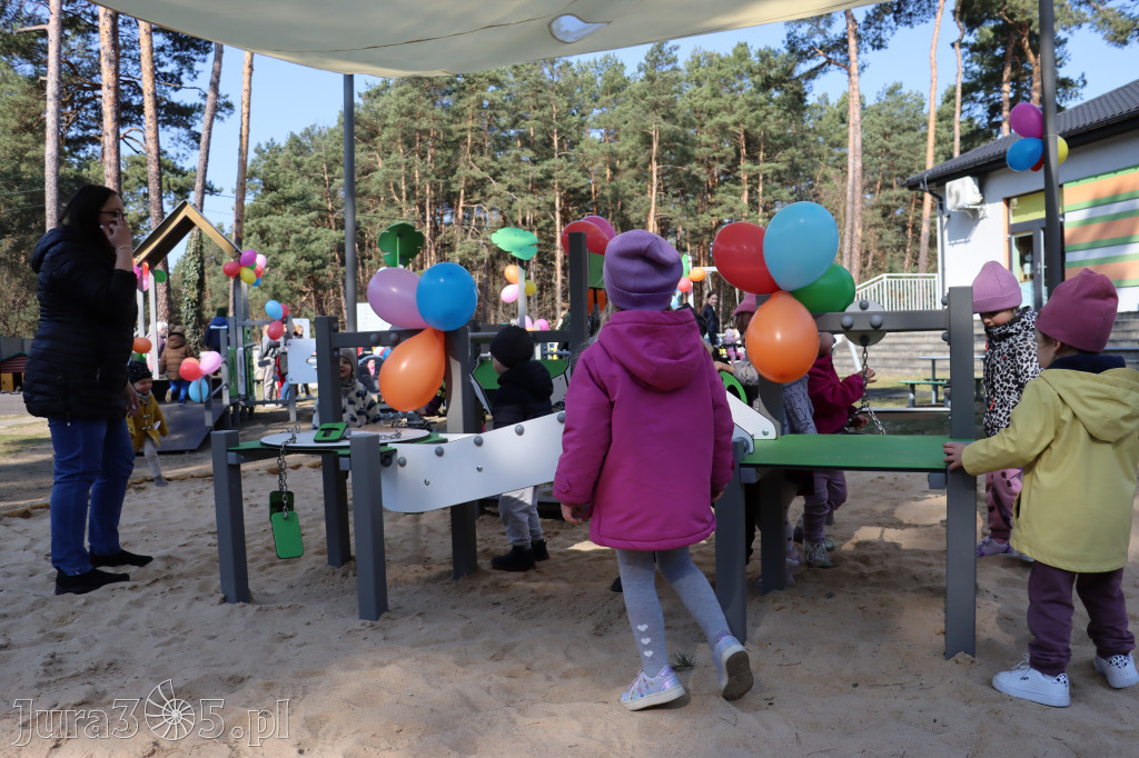 Fotorelacja: Nowe place zabaw przy Żłobkach Gminnych w Poraju i Żarkach-Letnisku
