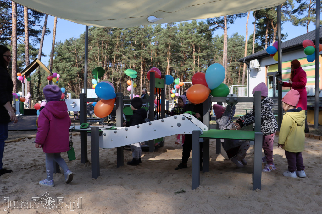 Fotorelacja: Nowe place zabaw przy Żłobkach Gminnych w Poraju i Żarkach-Letnisku