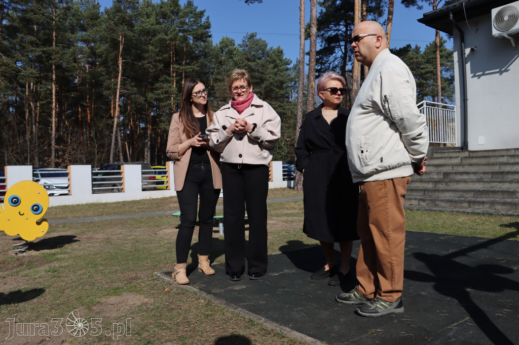 Fotorelacja: Nowe place zabaw przy Żłobkach Gminnych w Poraju i Żarkach-Letnisku