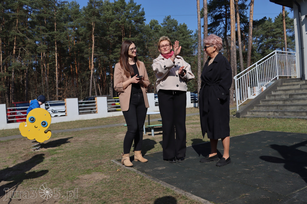 Fotorelacja: Nowe place zabaw przy Żłobkach Gminnych w Poraju i Żarkach-Letnisku